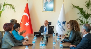 Başkan Soyer kadın belediye başkanlarıyla buluştu