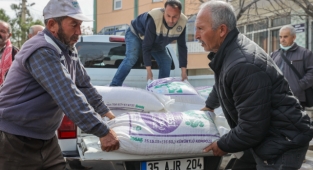 Buca Belediyesi’nden çiftçiye gübre desteği