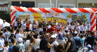 Efes Selçuk'ta çocuklar 23 Nisan'ı sokak oyunlarıyla kutladı 