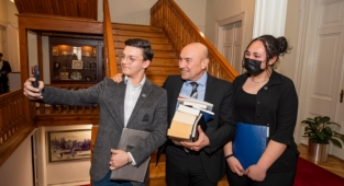 'Her Mahalleye Bir Kütüphane' kampanyası için ilk kitaplar geldi