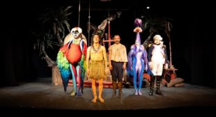 İZBBŞT ilk çocuk oyununun prömiyerini yaptı: Minik izleyicilerden Robinson'a büyük ilgi