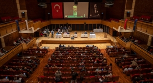 İzmir Büyükşehir Belediyesi Meclisi’nde bayrak değişimi