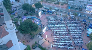 İzmir Büyükşehir Belediyesi’nin iftar sofrası Aliağa’da kuruldu