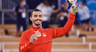 İzmirli Ferhat'tan gümüş madalya