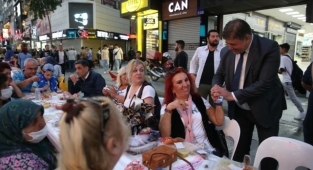 Karşıyaka Çarşı'da 5 Bin Kişilik İftar