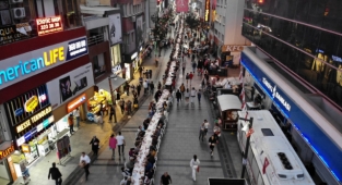 Karşıyaka çarşı'da 5 bin kişilik iftar