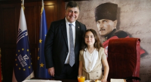 Cemil Tugay makamını Mine Aktop'a devretti