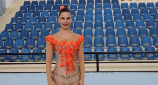 Kupalara Doymayan Elastik Kız