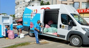 MHP’li belediye, giysi kumbarasında toplanan ikinci el kıyafetleri ihaleye çıkarmış