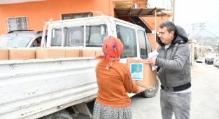 Narlıdere'de erzak dağıtımı yapılıyor 