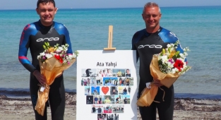 Otizmli sporcu Sakız Adası’ndan Çeşme’ye yüzerek geçti! 