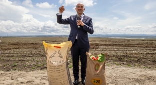 Soyer tarlaya indi: İzmir'in tohumları Kars'ta toprakla buluştu