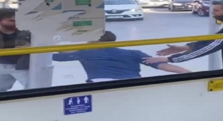 Taksici ile otobüs şoförünü ayırmak isterken bıçaklandı 