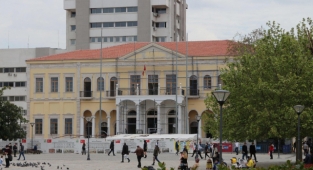 İzmir'de dehşet anları: Valilik önünde silahlı eylem!