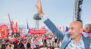 Başkan Soyer 1 Mayıs’ı emekçilerle meydanda kutladı