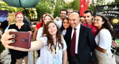 Başkan Soyer'den üniversiteli gençlere sürpriz