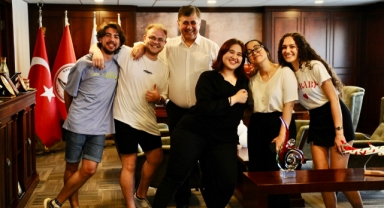 Başkan Tugay gençlerle omuz omuza 