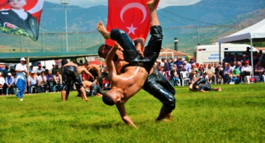 Başpehlivanlar Ege’nin Kırkpınar’ı Helvacı’da Er Meydanına İniyor