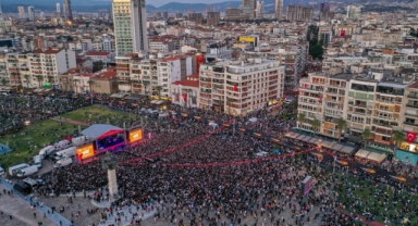 Binlerce İzmirli genç 350 metrelik Atatürk posterini taşıdı