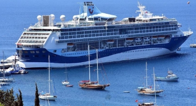 Bodrum'a 2 yolcu gemisi ve 1 lüks yat geldi