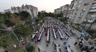 CHP İzmir depremzedelerle iftarda buluştu