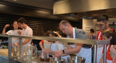 Engelliler Haftası etkinlikleri sürüyor; anneleri için limonata ve şerbet yaptılar