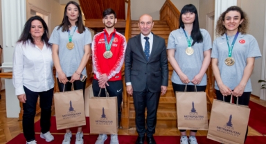  İşitme engelli olimpiyat şampiyonları Başkan Soyer'i ziyaret etti