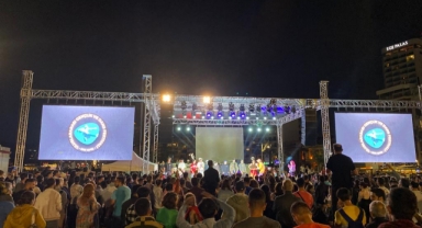 İzmir Uluslararası Gençlik ve Dans Festivali renkli görüntülere sahne oldu