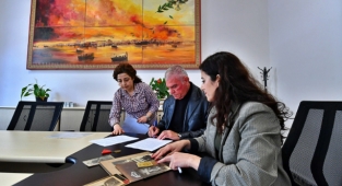 İzmirliler 100. Yıl Anı Evi için sandıkları açtı