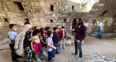 Konaklı çocuklar tarihi öğreniyor gezegenleri keşfediyor