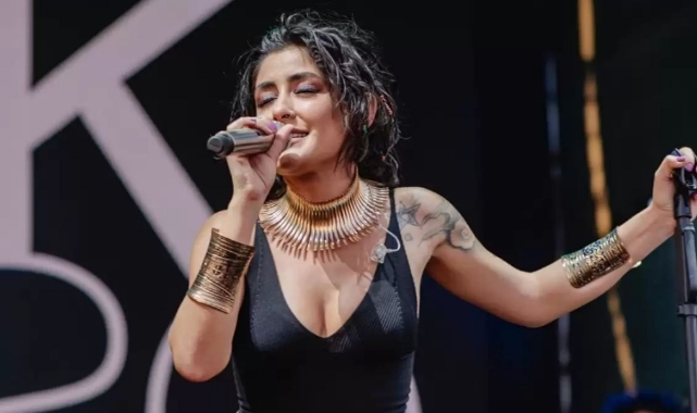 Melek Mosso DEÜ’de konser verdi: Asla vazgeçmeyeceğim!