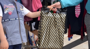 Menderes Belediyesi yüzlerce çocuğa bayram mutluluğu yaşattı