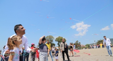 Menderes’te gökyüzü uçurtmalarla renklendi