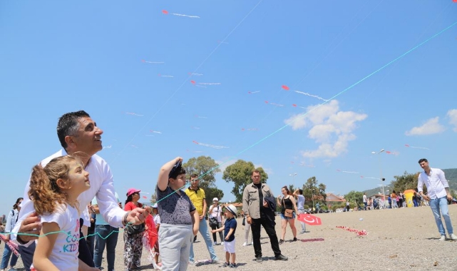 Menderes’te gökyüzü uçurtmalarla renklendi
