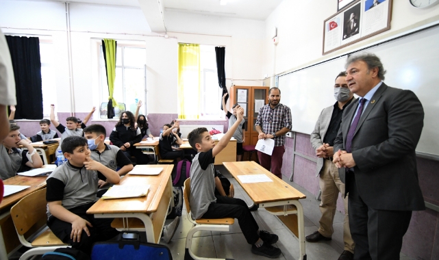Mustafa İduğ'dan miniklere ziyaret: Başkan amca sınıfta