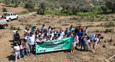 Ölmez ağaç minik ellerle toprağa kavuştu