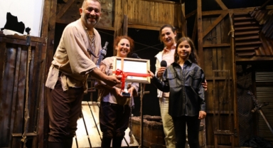 Pamucak Sahili'nde ilk tiyatro oyunu: Bir Baba Hamlet 