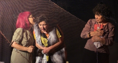 Tiyatro severler 'Kozalar'ı çok beğendi