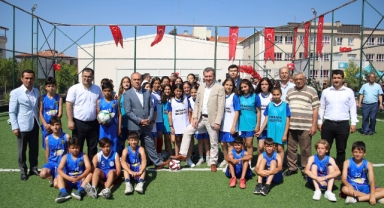 Başkan Koştu, Bergama’da halı sahaların açılışını yaptı