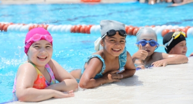 Bayraklı’da yüzme kursu başladı