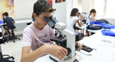 Bornova’da çocuklara oyunlarla bilim kampı