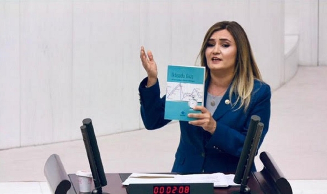 CHP'li Kılıç'tan Bakan Nebati'ye göndermeli hediye: İktisada giriş!