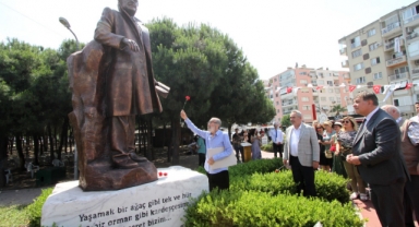 Dünya şairi Nazım Hikmet Karşıyaka’da anıldı