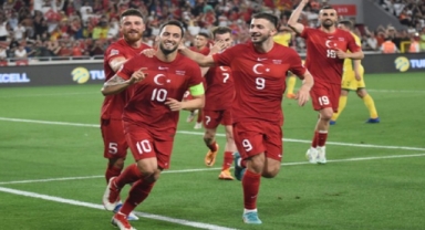 İzmir'de milli heyecan: Milli Takım Litvanya’yı bir kez daha devirdi!