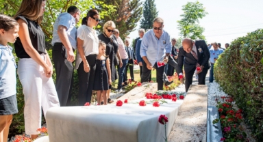 İzmir'in unutulmaz başkanı Ahmet Piriştina kabri başında anıldı