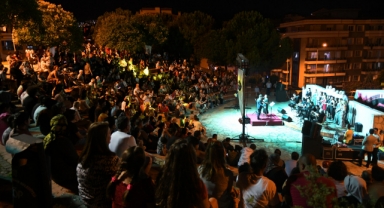 Karabağlar TSM Korosu “Yaz Konseri”yle vatandaşlarla buluştu