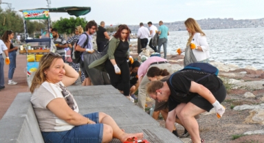 Karşıyaka’da gönüllü gençlerle sahil temizliği