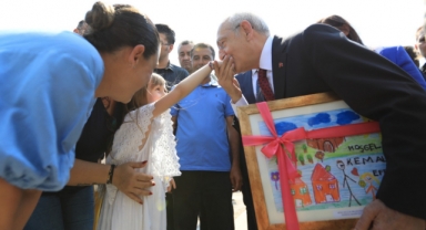 Kılıçdaroğlu’nu Efes Selçuk’ta çocuklar karşıladı