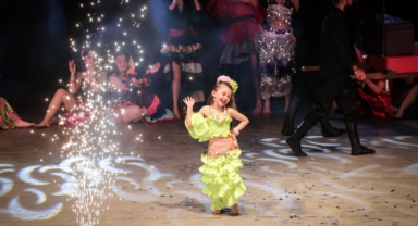 Konak’ta 300 halk dansçısı şenlikte sahne aldı 