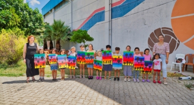 Minik ressamlar tuval başında